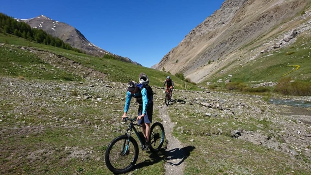  Paseo en bicicleta de cerro con amigos en los Altos Alpes 