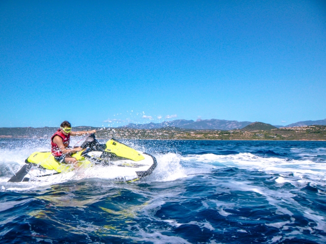  Giros rápidos y emociones en una jet ski 