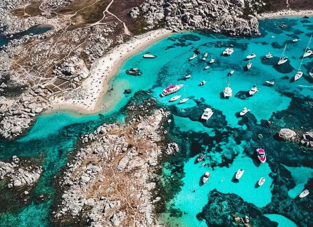  Impresionantes vistas desde la playa de Santa Giulia 
