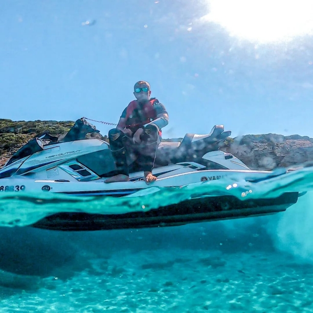  Breve descanso duranle el paseo en jet ski por el sur de Córcega 