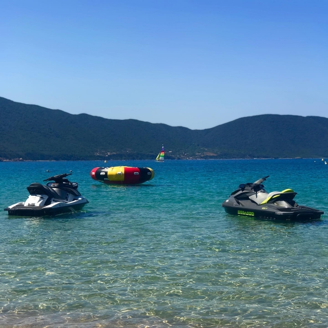  Renta nuestra jet ski o nuestra boya remolcada para máxima diversión 