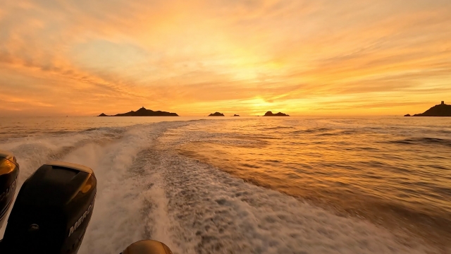  Paseo en barco duranle la puesta de sol 