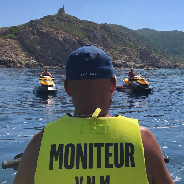  El instructor le supervisará duranle sus salidas en jet ski 