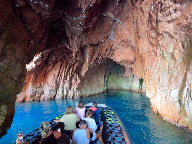  Paseo en barco por las cueva de la reservación de Scandola 