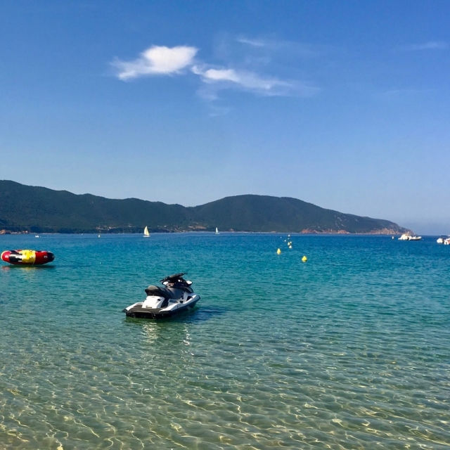  boya en un entorno paradisíaco