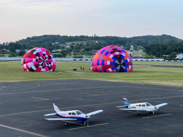  Preparando el globo para el vuelo en globo aerostático en Albi 