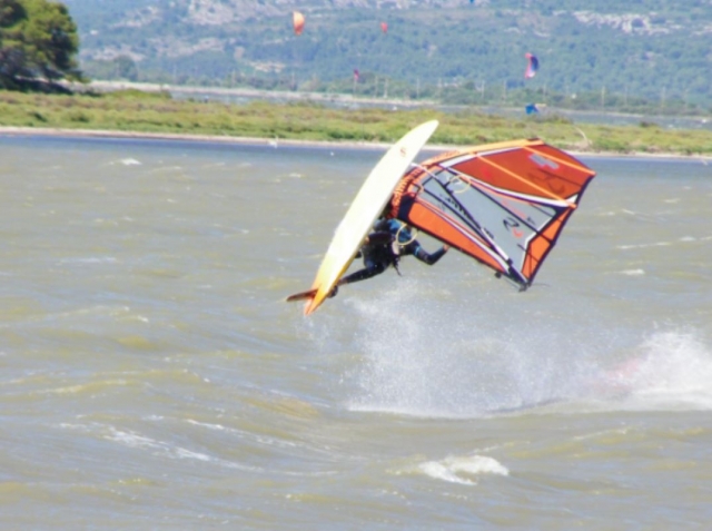  Impresionanle figura en Windfoil 