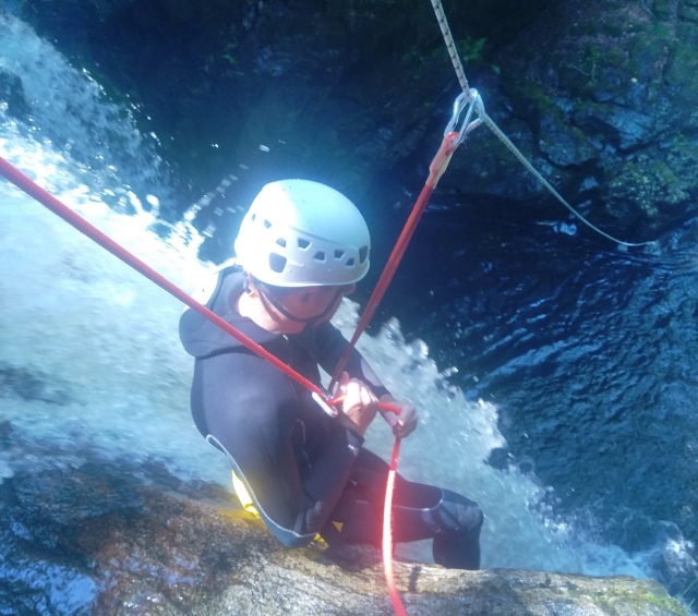  Tirolesa duranle el descenso del cañón 