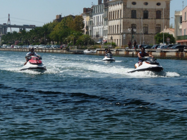 Velocidad y emoción duranle una salida en jet ski 