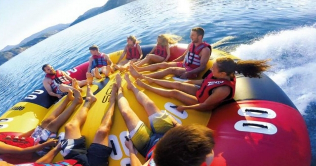  Boya remolcada con varias personas es más divertida 