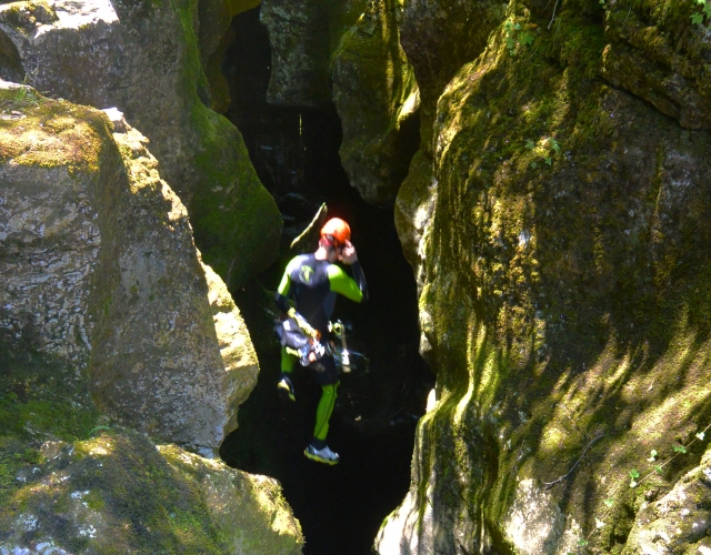 Salto duranle el descenso del Cañón de Groin 