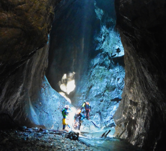  Llegada a una gruta duranle el descenso del Infernet cañón 