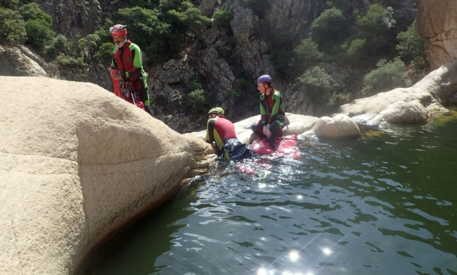  Merecido baño después de una sesión de barranquismo 