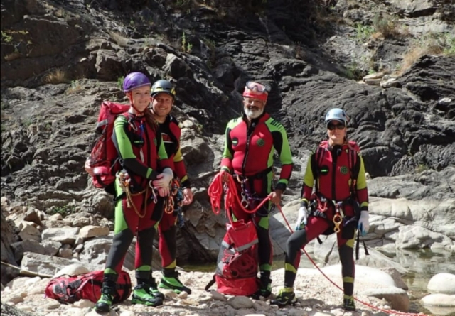  Equipo de monitores para realizar las actividades al aire libre cerca de Niza 