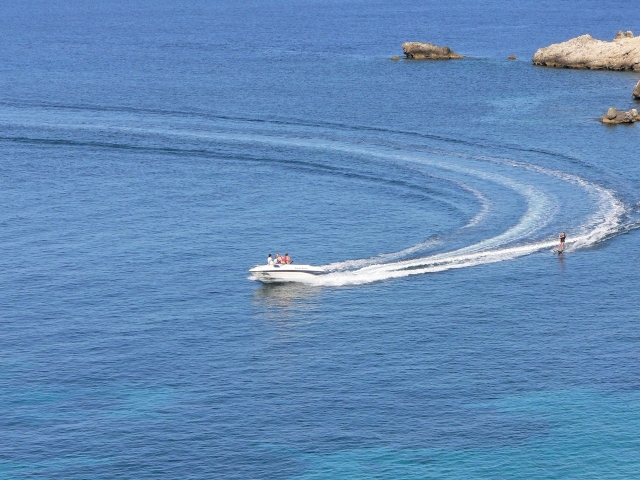  Clase de esquí acuático en medio del Mediterráneo 