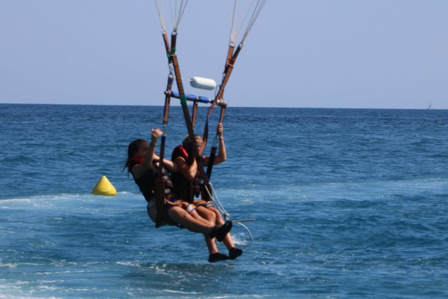  Llénale de emociones con nuestro vuelo en parasailing 