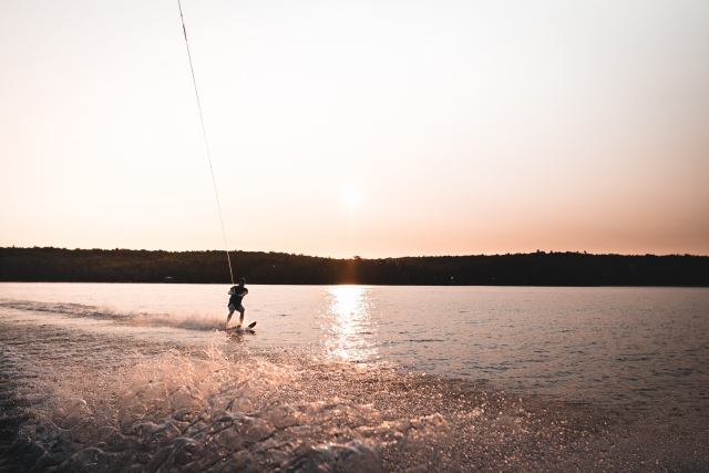  Actividad en jet ski al atardecer 