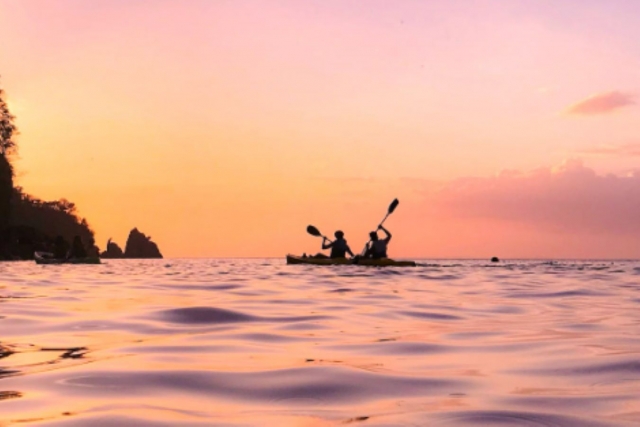  Disfruta de un atardecer en kayak 