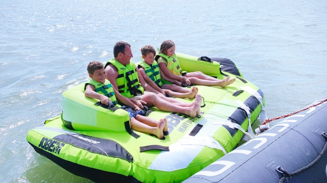  Listo para abordar la experiencia boya remolcada en el puerto de Médoc 