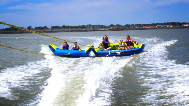  Venga a divertirle con su familia duranle esta sesión de boya remolcada 