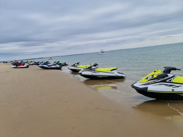  Jet skis en la playa del Estuaire 