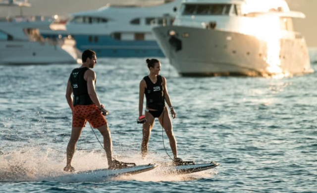  Tabla de surf eléctrica en el Golfe Juan 