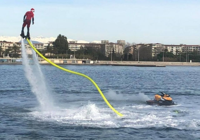  ¡Renta su flyboard para ganar altura en la costa! 