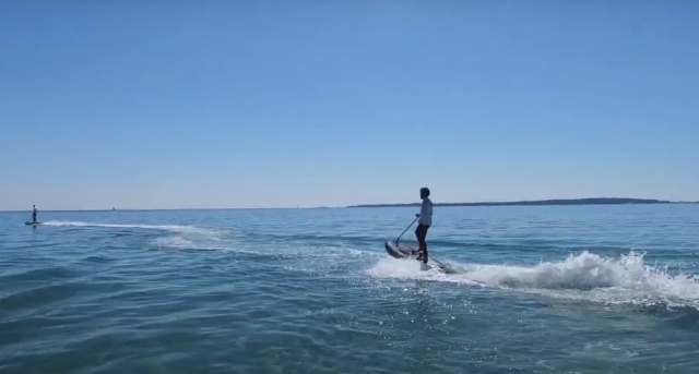  Venga a descubrir la tabla de surf eléctrica en la Costa Azul 