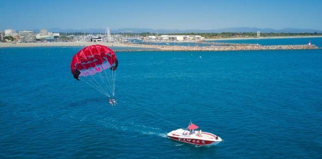 Disfruta de un entorno idílico haciendo parasailing 