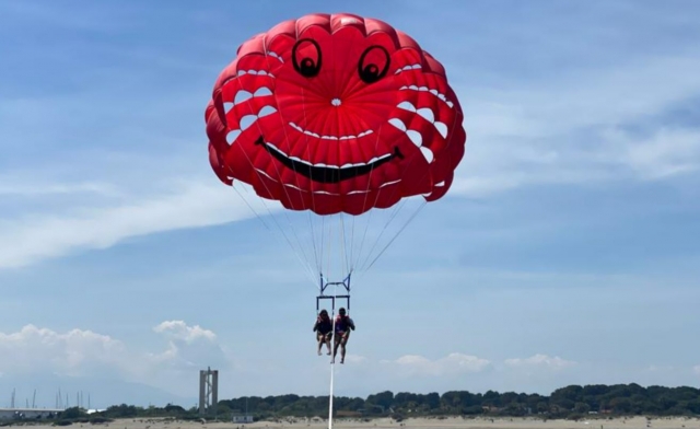  Disfruta de una sesión de parasailing con amigos o familiares 