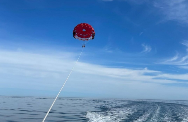  Sienle la emoción de un vuelo en parasailing 
