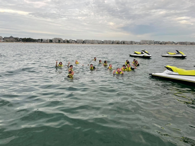  Nuestro equipo le espera para una actividad en jet ski rica en emociones