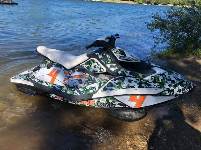  Sensaciones de deslizamiento y velocidad intensa con nuestra jet ski 