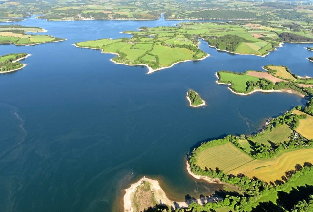  Panorama mágico del lago Pareloup 