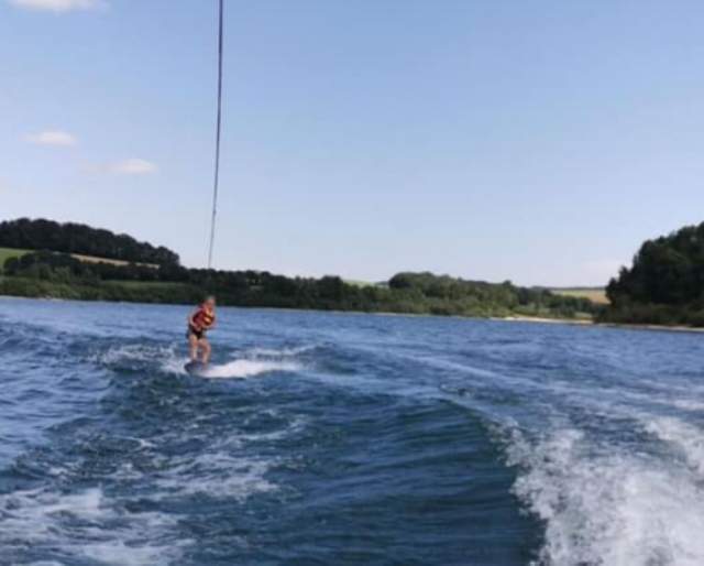  Práctica libre de esquí acuático esquí en Aveyron 