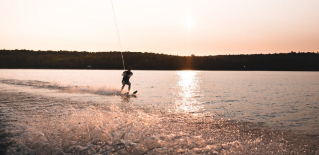 Emociones garantizadas en el esquí acuático 