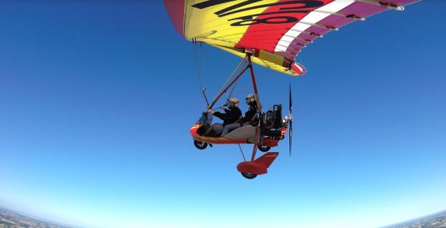  Llénale de emociones con nuestro vuelo de iniciación al pilotaje 