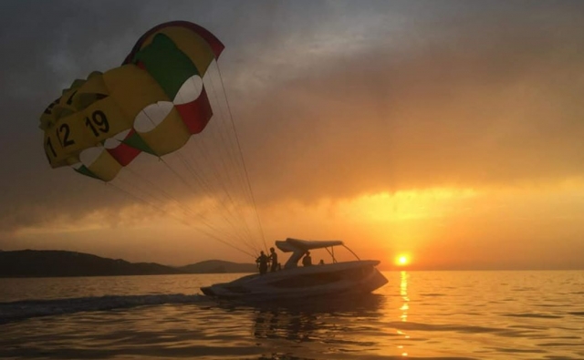  Prenez l'air en parachule ascensionnel tout en profitant du couché de soleil 