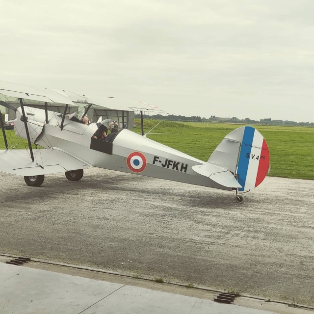  Bautismo en un avión antiguo del ejército francés