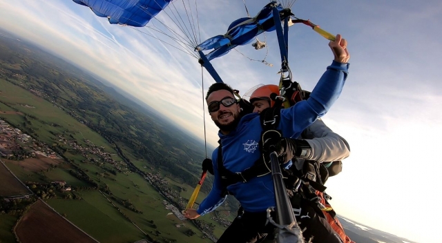 Experimenta un sensacional salto en paracaídas 