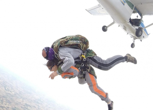 Acompañado de un instructor, salta en tándem al occitano 