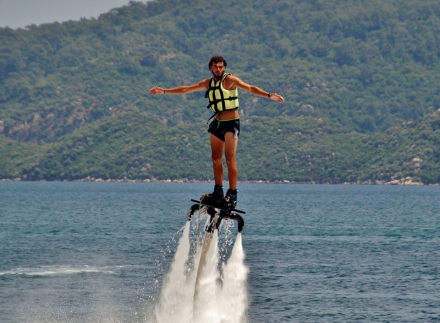 ¡Descubre las sensaciones únicas que le puede aportar el flyboard! 