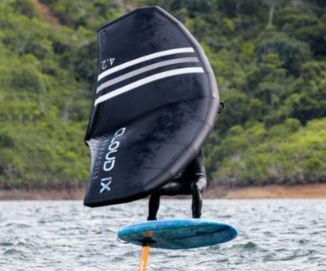  Practica el wingfoil acompañado de un equipo de entusiastas 
