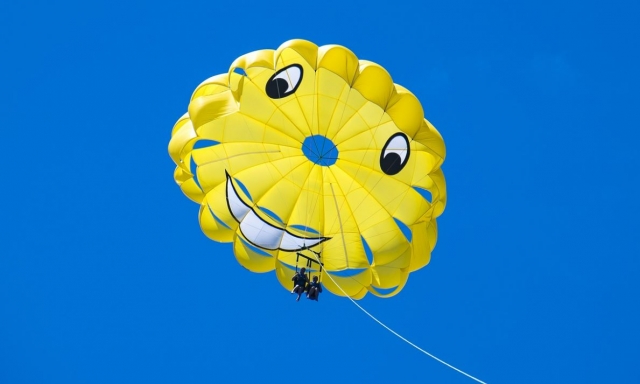  Sesión de parasailing en Le Gruau le Roi 