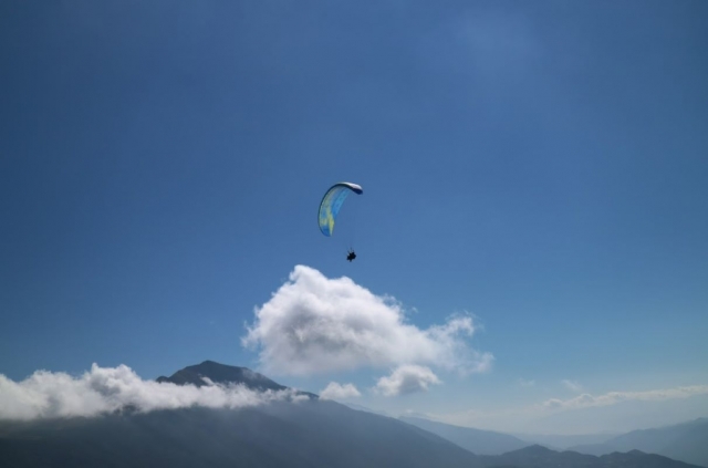  Explora el paisaje de los Pirineos en parapenle 