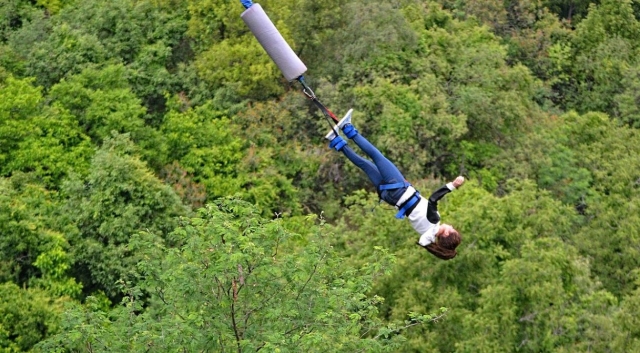  Avienta el primero al vacío para obtener el máximo emociones en el bungee 