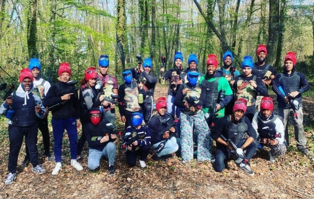  Comparle un momento de placer con amigos realizando esta actividad de gotcha al aire libre 