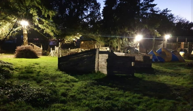  Campo de gotcha iluminado para un juego nocturno
