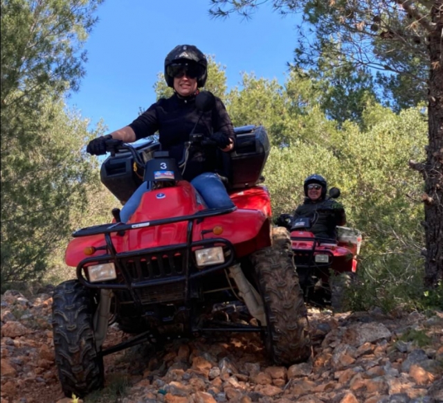  Recorriendo senderos únicos en cuatrimoto 