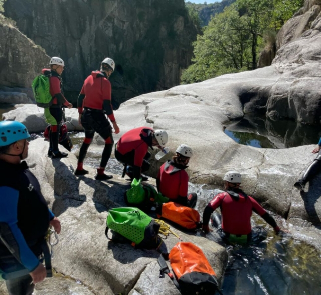  ¡Realiza una excursión de barranquismo con nuestro equipo de monitores!